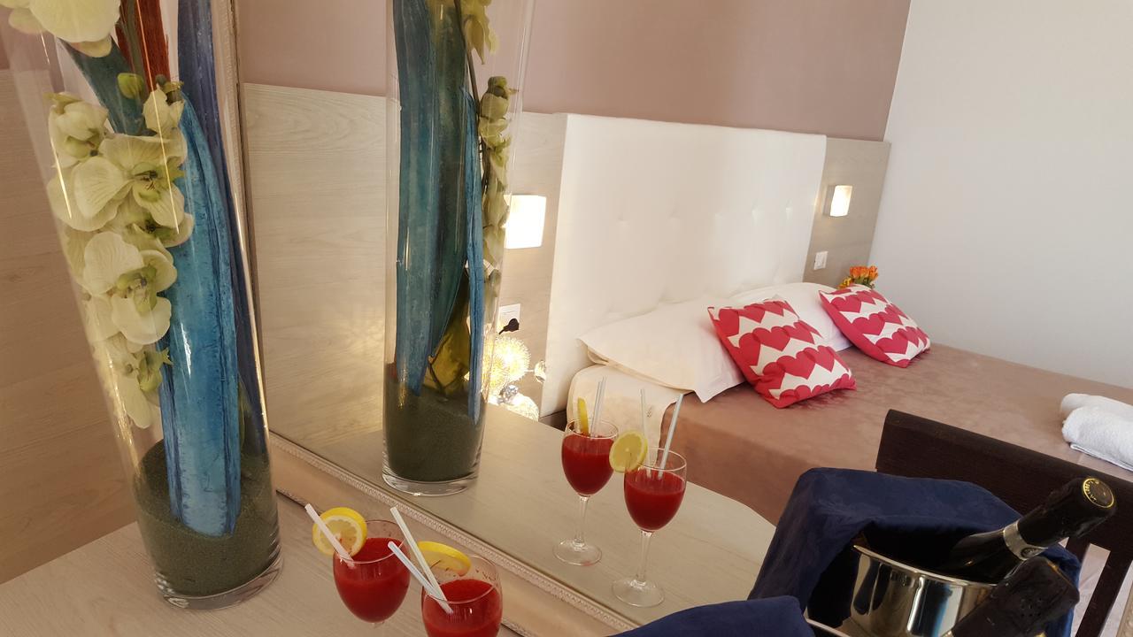 Hotel Raffaello Чезенатико Екстериор снимка