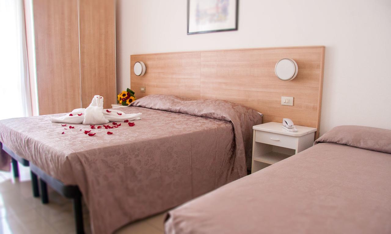 Hotel Raffaello Чезенатико Екстериор снимка