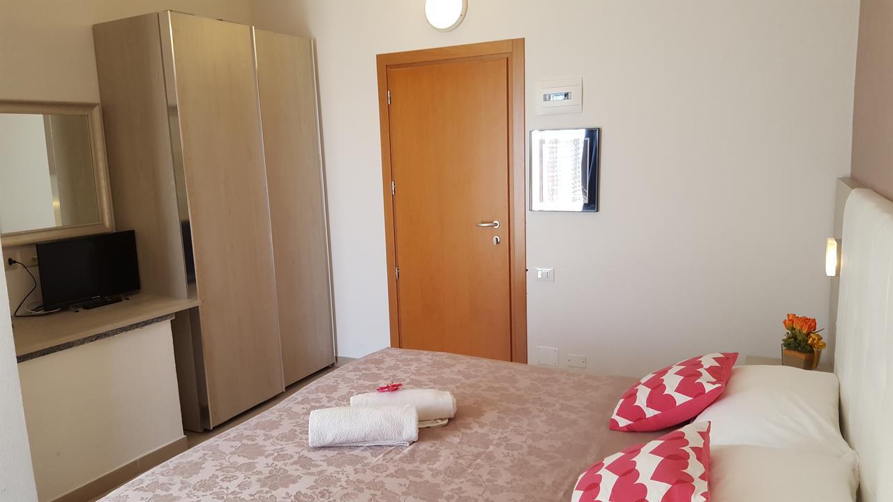 Hotel Raffaello Чезенатико Екстериор снимка