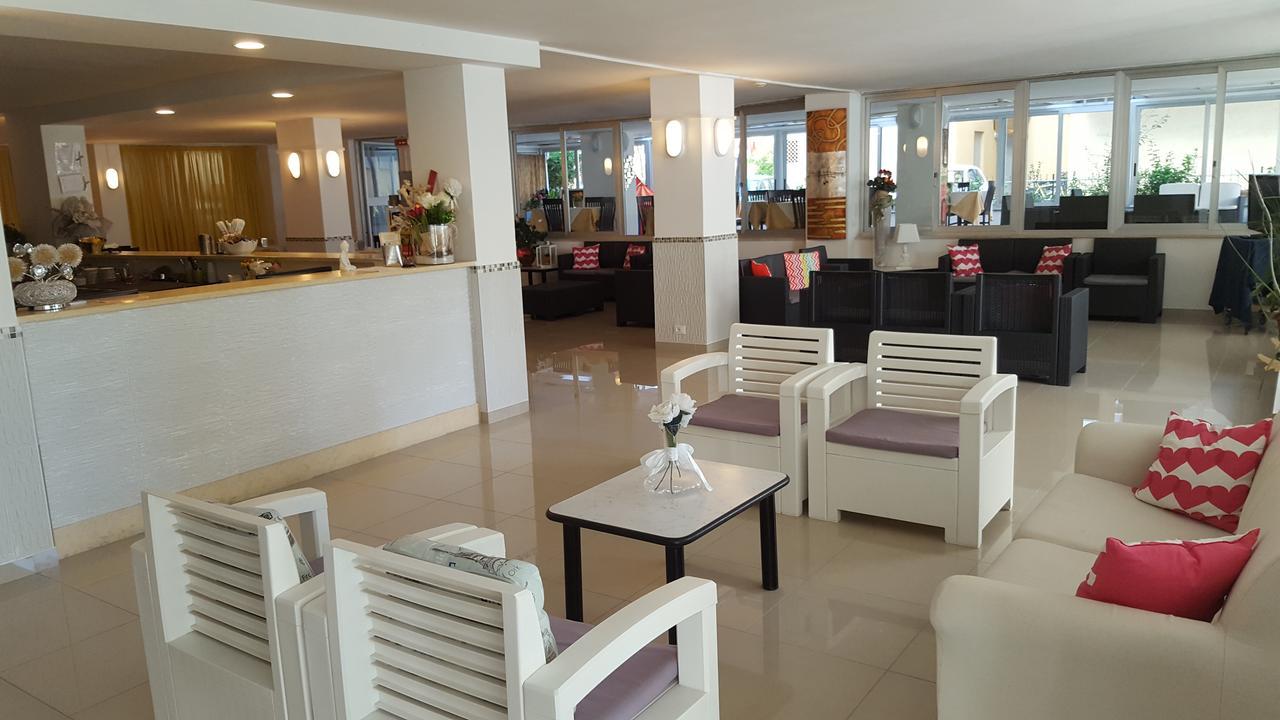 Hotel Raffaello Чезенатико Екстериор снимка