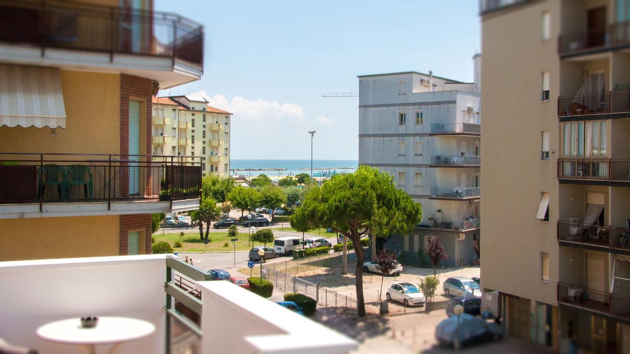 Hotel Raffaello Чезенатико Екстериор снимка