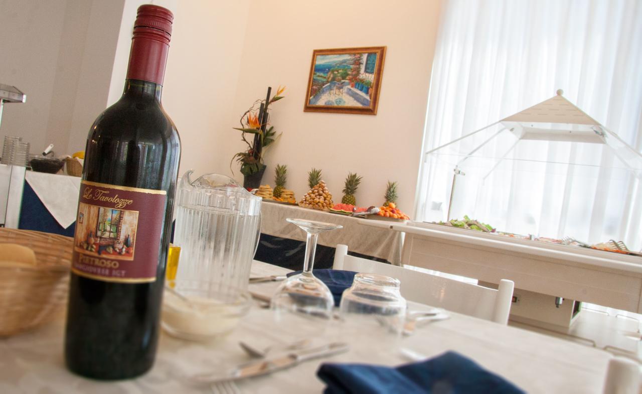 Hotel Raffaello Чезенатико Екстериор снимка