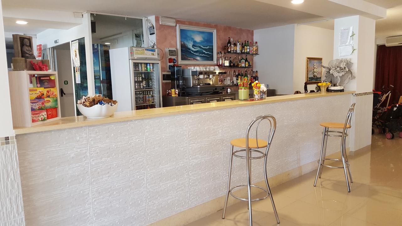 Hotel Raffaello Чезенатико Екстериор снимка