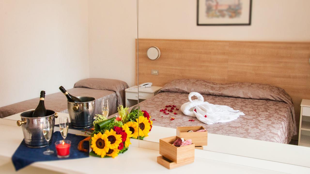 Hotel Raffaello Чезенатико Екстериор снимка