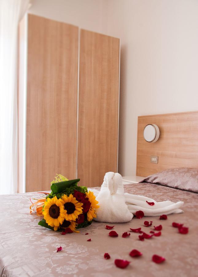 Hotel Raffaello Чезенатико Екстериор снимка