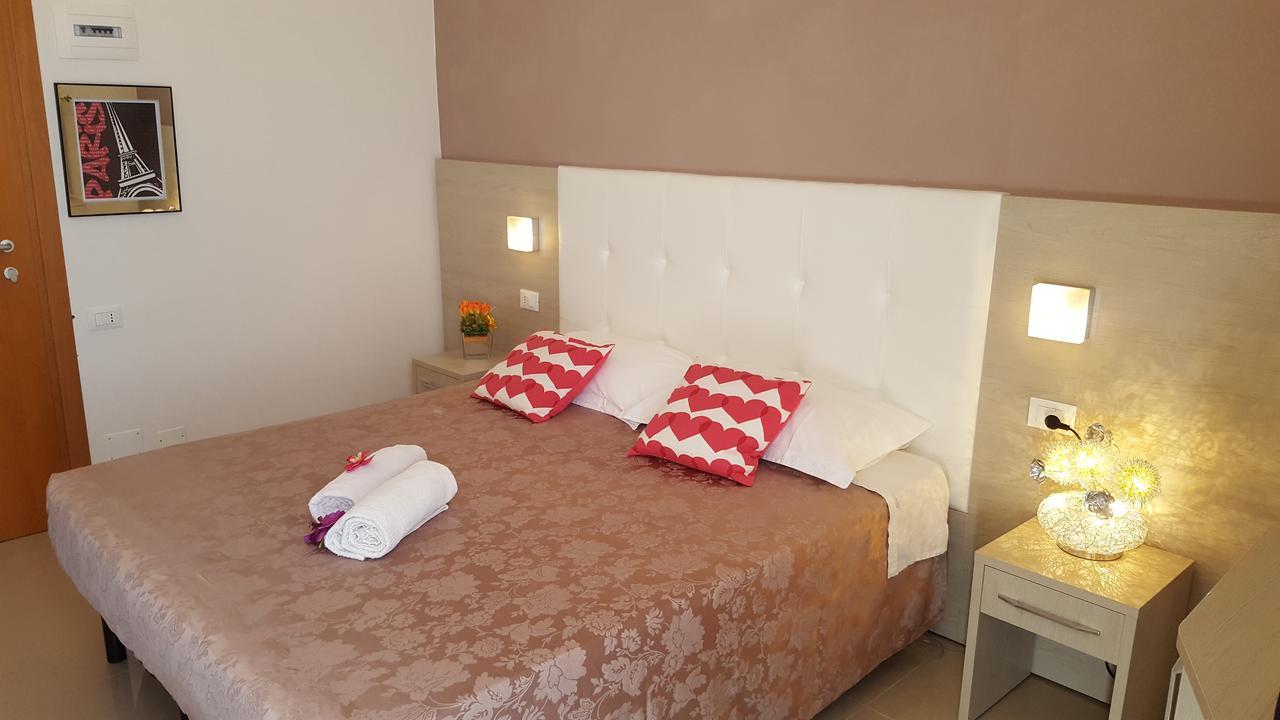 Hotel Raffaello Чезенатико Екстериор снимка