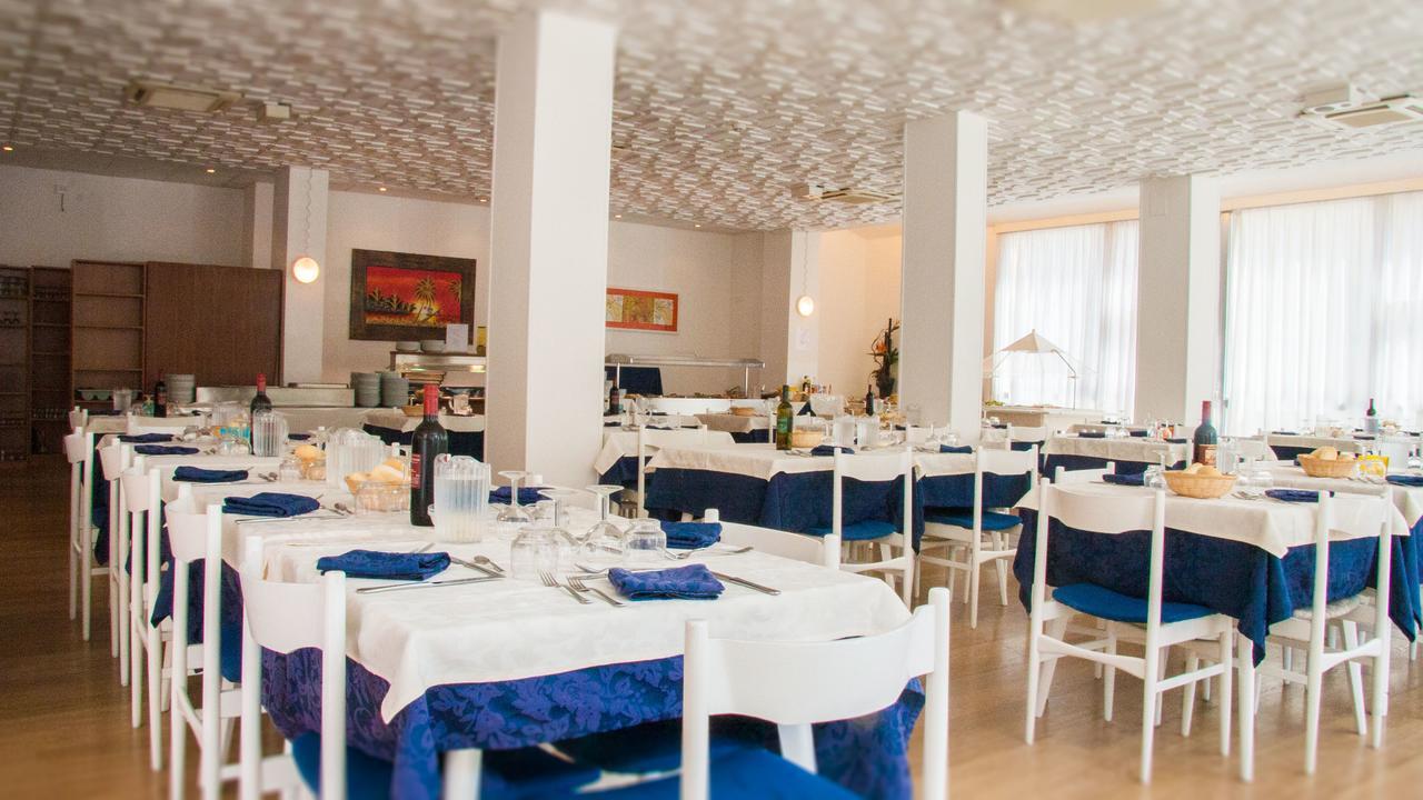 Hotel Raffaello Чезенатико Екстериор снимка