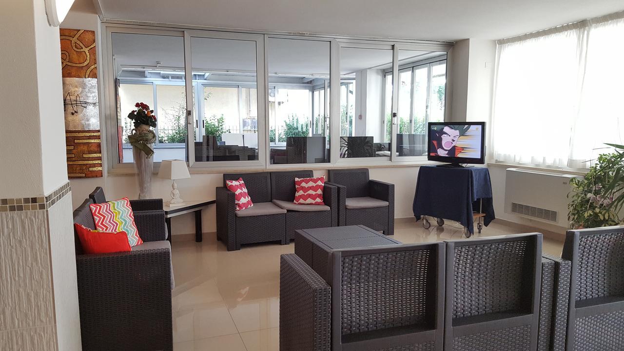 Hotel Raffaello Чезенатико Екстериор снимка